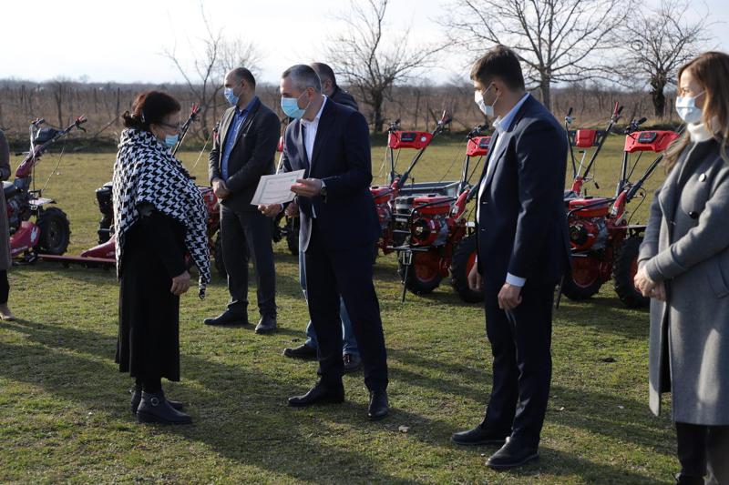 დაბრუნებულ მიგრანტებს სასოფლო-სამეურნეო ტექნიკა გადაეცათ