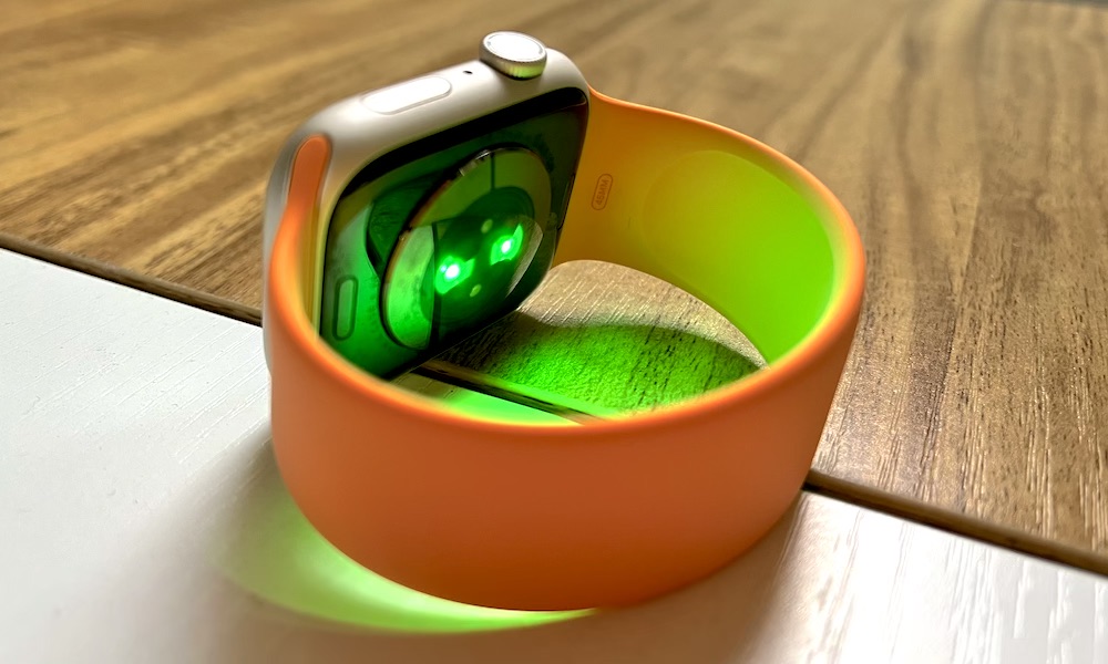 apple-watch-series-7-with-solo-loop-band-and-optical-heart-rate-sensor-green-lights-1653042711.jpeg