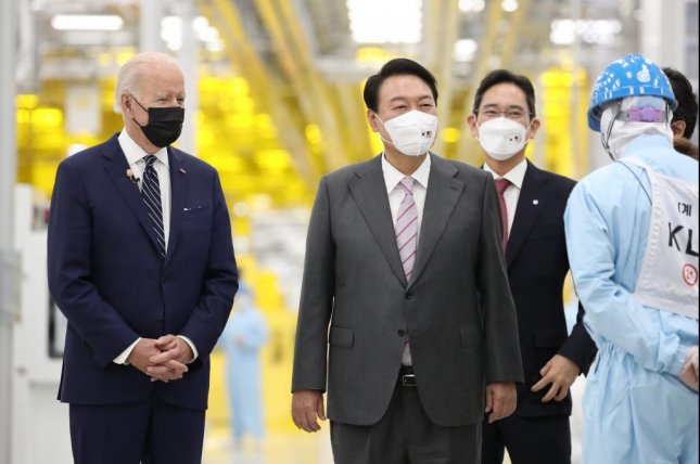 president-joe-biden-arrives-in-south-korea-visits-samsung-chip-plant-1653648428.jpg
