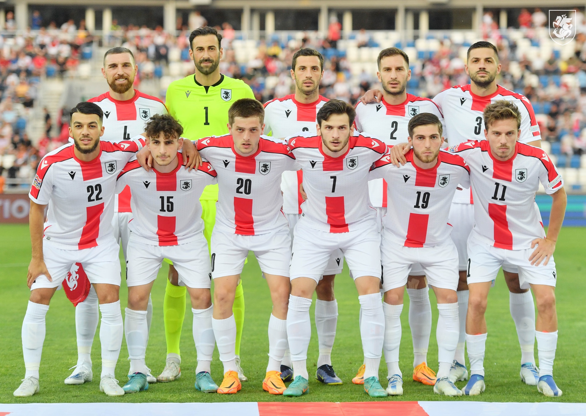 Форма сборной грузии. Сборная грузии по футболу. Форма сборная грузии. Игроки сборной грузии. Хвича кварацхелия футболист.